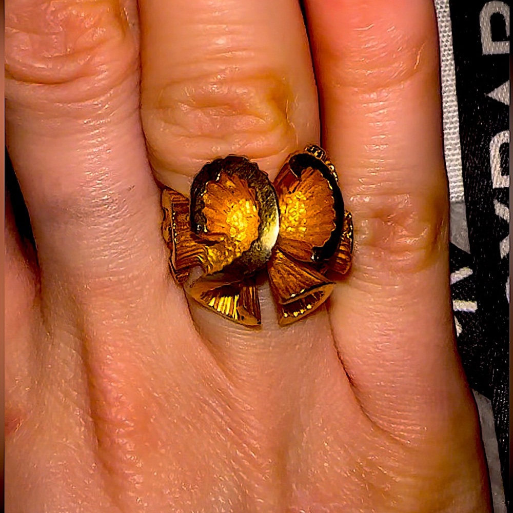 18K HGE Curly Swirls Ring Size 7.5